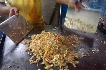 மட்டக்களப்பில் நள்ளிரவில் கொத்து போட்டவர் மீது தாக்குதல்