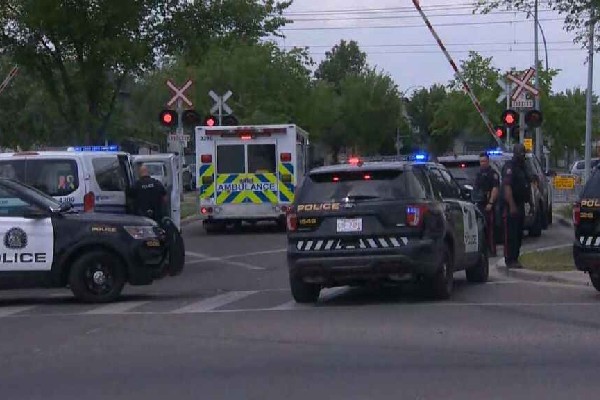கனடாவில், கோடாரியுடன் ரயிலில் ஏறிய நபரால் பரபரப்பு | Man Threatened Calgary Transit Riders With An Axe