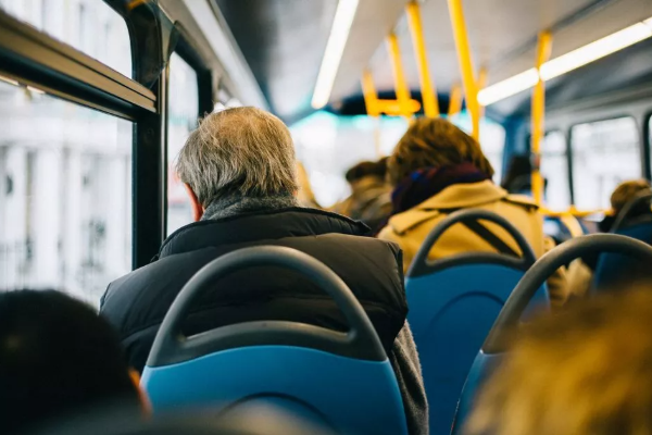 இலவச பஸ் பாஸ் திட்டம் ரத்து: ஏமாற்றமடைந்துள்ள பிரித்தானிய மக்கள் | Uk Govt Plans To Scrap Free Bus Pass