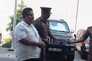 පාර්ලිමේන්තු මන්ත්‍රී චාමර සම්පත් දසනායක බන්ධනාගාර නිලධාරීන් විසින් මහාධිකරණයට රැගෙන එයි