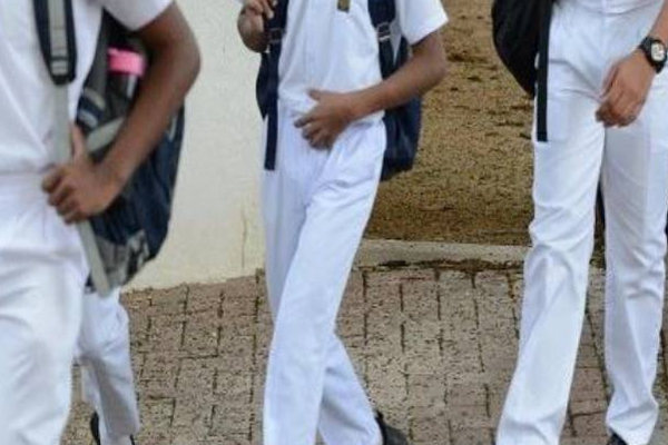 பாடசாலை ஒன்றில் சக மாணவனை கொடூரமாக தாக்கிய மாணவன்! | Student Attacked A Fellow Student In School Galle