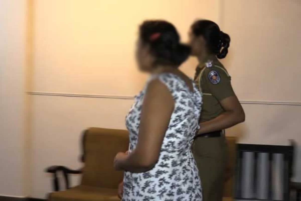 மகளைக் கடித்து கொடூரமாக சித்திரவதை செய்த தாய் - தென்னிலங்கையில் நடந்த பயங்கரம் | Mother Tortured 14 Years Old Girl மகளைக் கடித்து கொடூரமாக சித்திரவதை செய்த தாய் - தென்னிலங்கையில் நடந்த பயங்கரம் | Mother Tortured 14 Years Old Girl