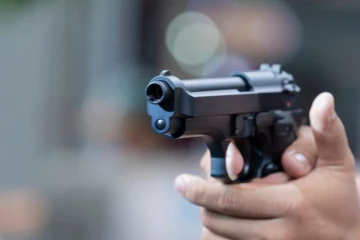 அமெரிக்காவில் பயங்கரம்; ஒரே குடும்பத்தை சேர்ந்த ஐவரை சுட்டுக்கொன்ற சிறுவன்