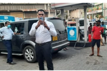 யாழில் இடைநடுவில் புகுந்து எரிபொருள் பெற முயன்ற அமைச்சர்களின் வாகனங்கள்: எரிபொருள் நிலையத்தில் பதற்றநிலை (Photo)