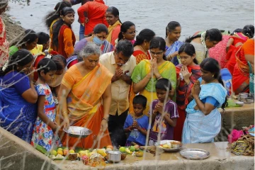 களைகட்டிய ஆடி பெருக்கு - காலை முதலே நீர்நிலைகளில் குவிந்த பக்தர்கள்.