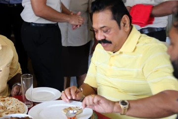 மஹிந்த ராஜபக்‌ஷவுக்கு தேநீர் கொடுத்தது தவறா? சீறும் இராஜாங்க அமைச்சர்!