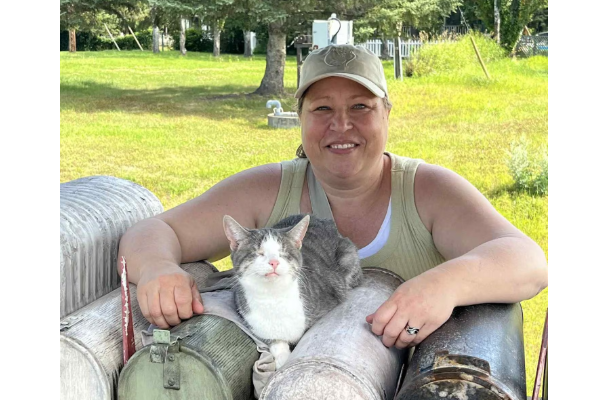 கனடாவில் கண்கள் இன்றி பிறந்த பூனைக்கு கிடைத்த அதிர்ஷ்டம் | Manitoba Cat Born Without Eyes Part Of Movie