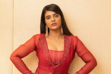 வெளிநாட்டில் ஷார்ட் ஆன உடையில் சுற்றும் ஐஸ்வர்யா ராஜேஷ்! வைரல் புகைப்படங்கள்