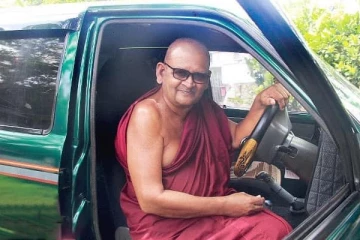 කැබ් රථයක් පදවාගෙන උතුරුකරයේ රාජකාරියට ගිය දිසාපති හාමුදුරුවෝ. (PHOTOS)