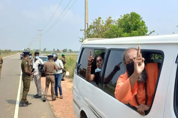 தாய்மாரிடம் அநாகரீகமாக நடத்துக்கொண்ட பொலிஸார்! மட்டுவில் பெரும் பதற்றம் | Jaffna Police Treating Mothers Indecently Mahinda