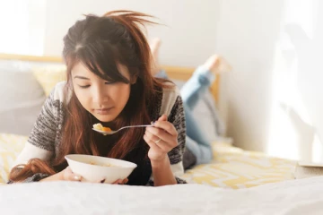 வாஸ்து: படுக்கையில் அமர்ந்து உணவு உண்பதால் ஏற்படும் தீமைகள் என்ன?