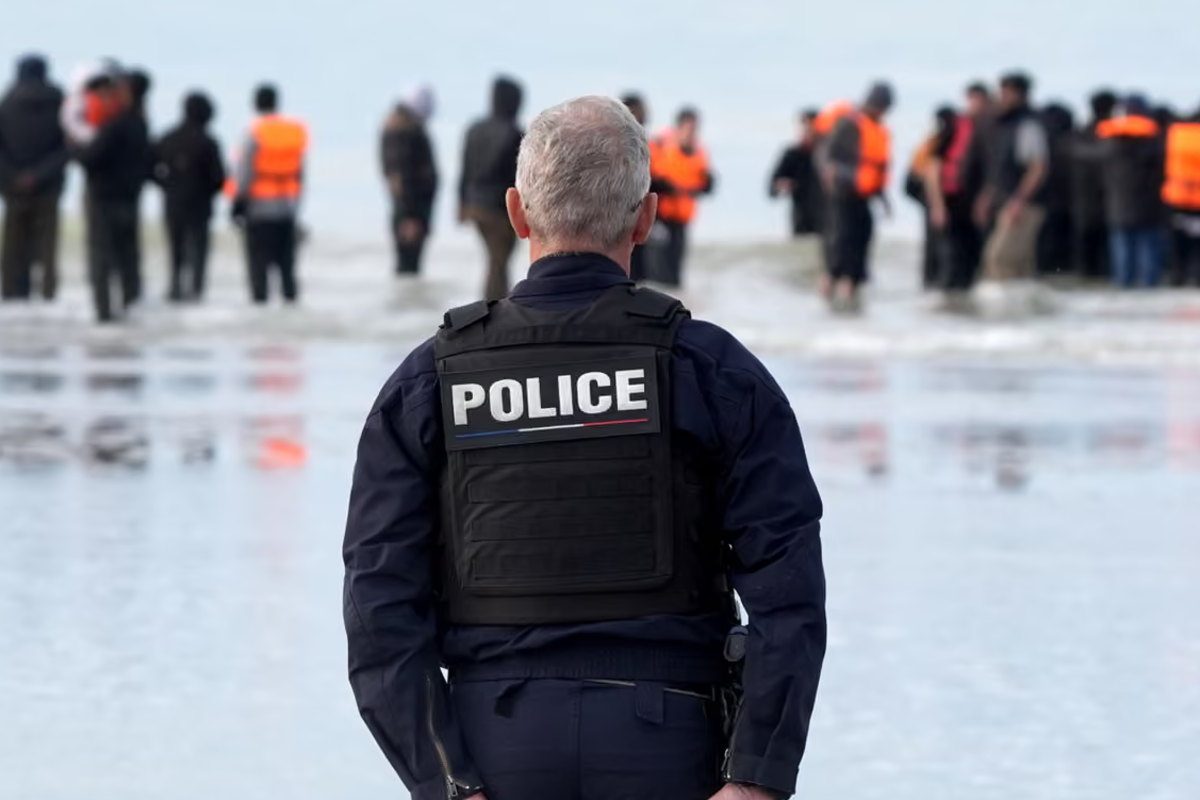 பிரித்தானியாவின் ’one in, one out’ திட்டத்தைக் குலைக்க கடத்தல்காரர்கள் முயற்சி | One In One Out Asylum Seekers France Uk Lorries