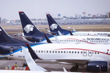 ஊழியர்களுக்கு  கொரோனா;  200 விமானங்கள் ரத்து; நான்கு நாட்களாக தவிக்கும் பயணிகள்