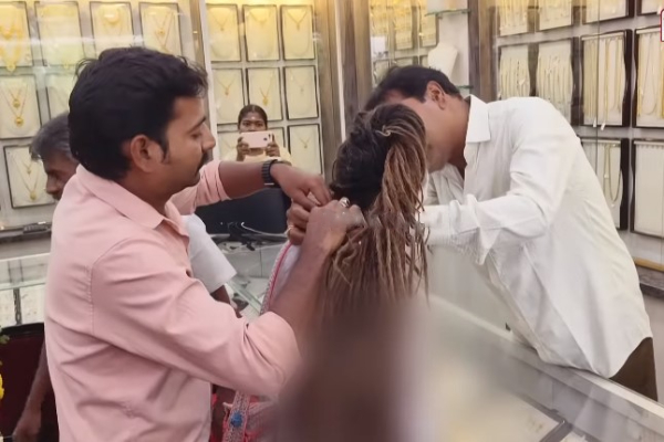 நகைகடையில் தங்க செயின் கேட்டு அடம் பிடித்த நிர்வாண சாமி; கடவுள் பெயரால் கொள்ளை | Nirvana Sami Was Shocked To Hear The Gold Chain