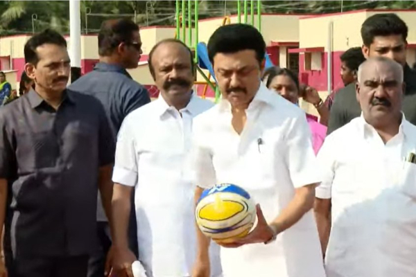 தம்பி கொஞ்சம் தம்பி ஓரமா போ : இறங்கி வாலிபால் ஆடிய முதல்வர்  வைரலாகும் வீடியோ - தமிழ்நாடு