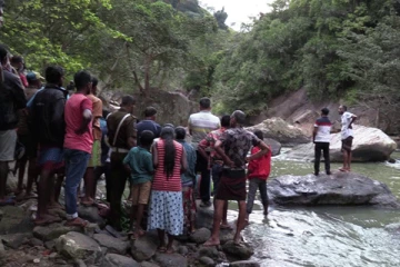 நீரில் மூழ்கிய பெண்ணைக் காப்பாற்ற முயன்ற இளைஞர்களுக்கு ஏற்பட்ட விபரீதம்!