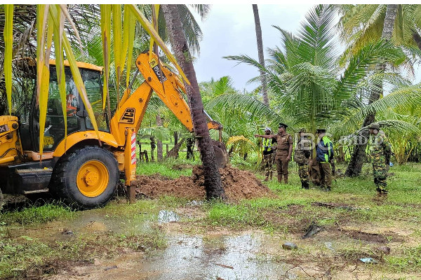 விடுதலைப் புலிகளால் புதைத்து வைக்கப்பட்ட நகைகள், ஆயுதங்ளைத் தேடி அகழ்வு (படங்கள்) | Excavation Search Jewels Weapons Buried By Ltte