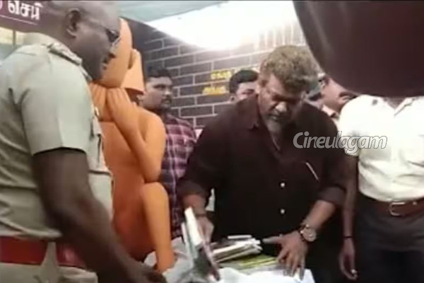 பொது இடத்திற்கு சென்று மடிப்பிச்சை கேட்ட நடிகர் பார்த்திபன்- யாருக்காக தெரியுமா? | Actor Parthiban Took Lap Begging