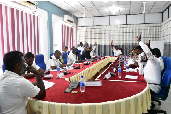 மன்னார் நகர சபையின் 8ஆவது அமர்வு - கருத்துக்களுடன் மோதிக்கொண்ட தவிசாளர்கள் | 8Th Session Mannar Urban Council Clash Opinions மன்னார் நகர சபையின் 8ஆவது அமர்வு - கருத்துக்களுடன் மோதிக்கொண்ட தவிசாளர்கள் | 8Th Session Mannar Urban Council Clash Opinions