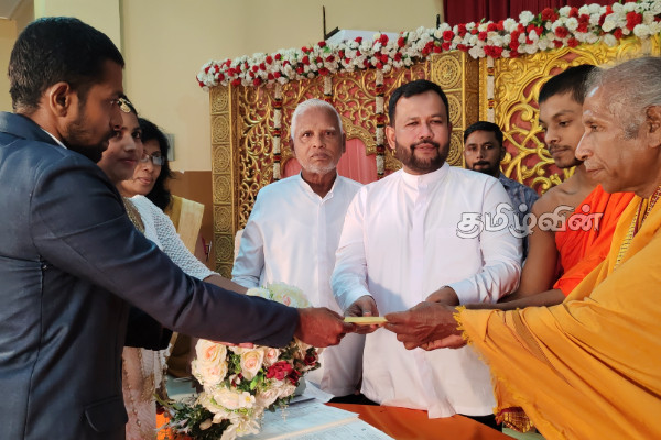 20 தமிழ் - சிங்கள தம்பதியினருக்கு வவுனியாவில் திருமணம் | 20 Tamil Sinhala Couples Get Married In Vavuniya