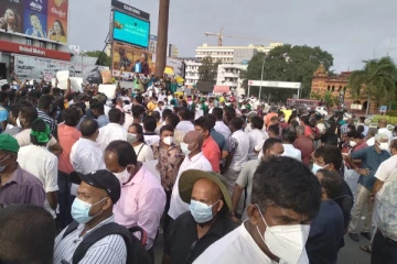 “நாட்டை அழிக்கும் ராஜபக்ச வீட்டுக்குப்போ” -கொழும்பை ஸ்தம்பிக்க வைத்த போராட்டம்(படங்கள் இணைப்பு)
