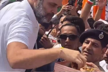 பிரச்சாரத்திற்கு நடுவே ராகுல் காந்திக்கு பஜ்ஜி கொடுத்த தொண்டர்! உடனே அவர் செய்த செயல்