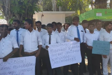 நீதியற்ற ஆசிரியர் இடமாற்றத்தை கண்டித்து மட்டக்களப்பில் போராட்டம்