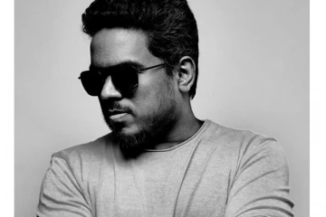 'கருப்பு திராவிடன், பெருமைக்குரிய தமிழன்' - இணையத்தை தெறிக்க விடும் யுவனின் புகைப்படம்..!