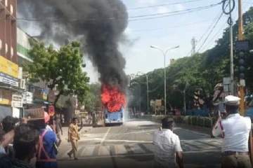 சென்னையில் நடுரோட்டில் பற்றி எறிந்த அரசு பேருந்து - பதற வைக்கும் வீடியோ