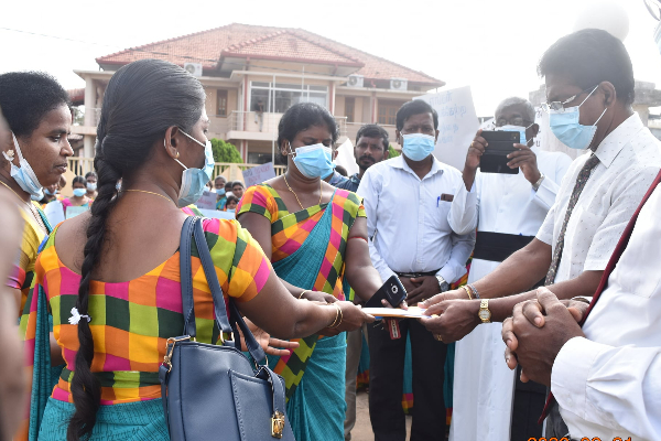 பல்வேறு கோரிக்கைகளுடன் வட மாகாண முன்பள்ளி ஆசிரியர்கள் போராட்டம் (Photos) | Northern Preschool Teachers Struggle Progress