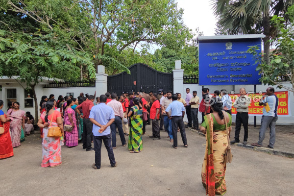 ஆளுநர் செயலகத்தை முடக்கி போராட்டத்தை முன்னெடுத்த இலங்கை ஆசிரியர் சங்கம் | Effigy Burned Northern Governor S Secretariat