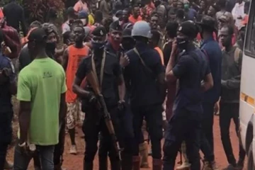 கானாவில் எதிர்ப்பாளர்களைக் கலைக்க துப்பாக்கிச்சூடு நடத்திய ஆயுதம் ஏந்திய வீரர்கள்