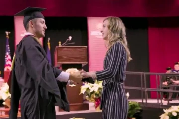 பட்டம் வாங்கிய கையுடன் காதலைத் தெரிவித்த மாணவர் - காதலி என்ன செய்தார் தெரியுமா?