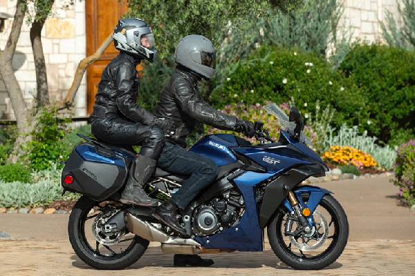 பைக்கின் பின் இருக்கை ஏன் சற்று உயரமாக வடிவமைக்கப்படுகிறது? இவ்வளவு காரணம் இருக்கா! | Why Motorcycle Back Seats Higher Than Front Seats