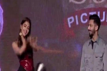 பீஸ்ட் பட நிகழ்வில் நடிகையுடன் குத்தாட்டம் போட்ட அனிருத் - விஜய் பங்கேற்காததால் சர்ச்சை