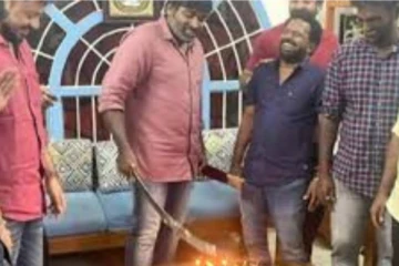 பட்டாக் கத்தியால் கேக் வெட்டி கொண்டாட்டம்: சர்ச்சையில் சிக்கிய விஜய் சேதுபதி