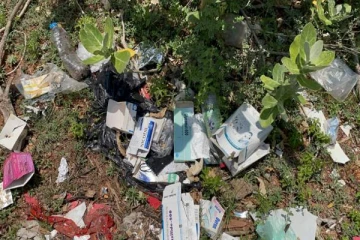 தலைமன்னார் பிரதான வீதி ஓரங்களில் குவிந்துள்ள மருத்துவ கழிவுகள்!