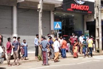 இரண்டாவது மாடியில் இருந்து தவறி விழுந்த நபர்; நேர்ந்த கதி!