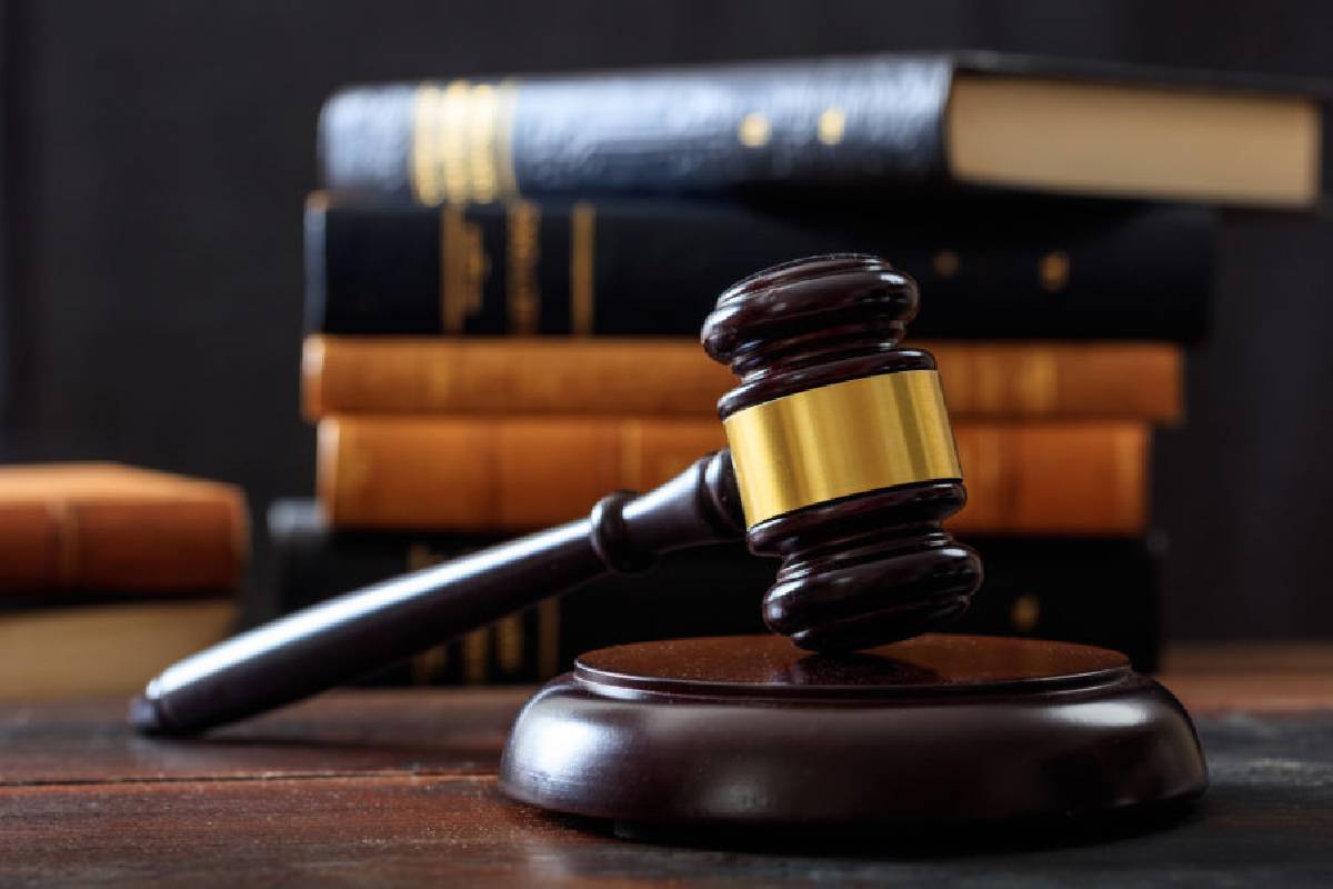 திருடனிடம் மீட்ட தங்க நகைகளை வீட்டில் வைத்திருந்த காவல்துறை உத்தியோகத்தர் கைது | Gold Jewellery Recovered From Thief Police Officer