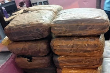 நடுக்கடலில் மீட்கப்பட்ட கஞ்சாவை விற்க முயன்ற நபர் கைது (Photos)