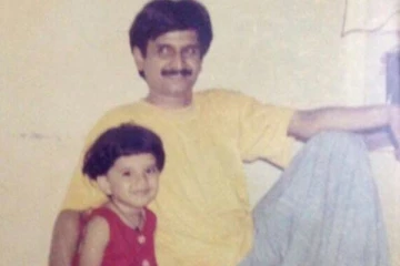 இந்த புகைப்படத்தில் இருக்கும் முன்னணி நட்சத்திரம் யார் தெரியுமா.. இதோ பாருங்க