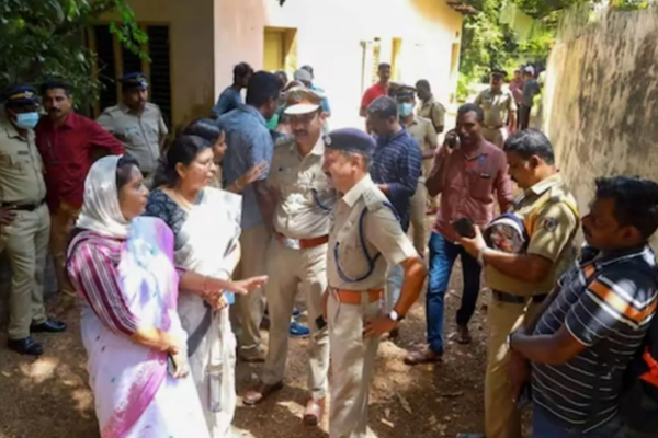 கேரளாவை ஆட்டிப்படைக்கும் மாந்திரீகம்: சிறுவர்களை வைத்து பெண் அதிர்ச்சிகர செயல்! | Kerala Woman Sorcerer Arrested கேரளாவை ஆட்டிப்படைக்கும் மாந்திரீகம்: சிறுவர்களை வைத்து பெண் அதிர்ச்சிகர செயல்! | Kerala Woman Sorcerer Arrested
