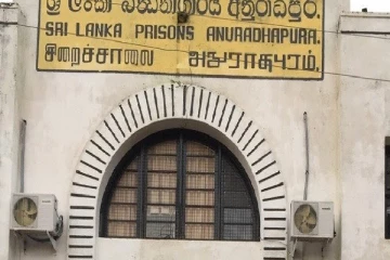 அவசரமாக இடமாற்றப்படும் கைதிகள் ; அநுராதபுரம் சிறைச்சாலையின் பல பகுதிகள் சேதம்