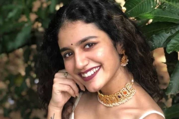 ஆண் நண்பருடன் நெருக்கமாக இருக்கும் புகைப்படத்தை வெளியிட்ட நடிகை பிரியா வாரியார்.. காதலர்களா..?