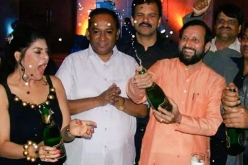 கையில் மதுபாட்டிலுடன் இருக்கும் பாஜக பிரபலம்... பதிலடி கொடுக்கும் காங்கிரஸ்