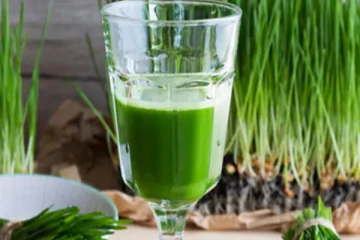 கழிவுகளை 5 நிமிடத்தில் அடித்து விரட்டும் கோதுமை புல் ஜூஸ்!