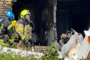மேற்கு ஜேர்மனியில் விமான விபத்து: குடியிருப்பு கட்டிடத்தில் பெரும் சேதம்: இருவர் பலி!