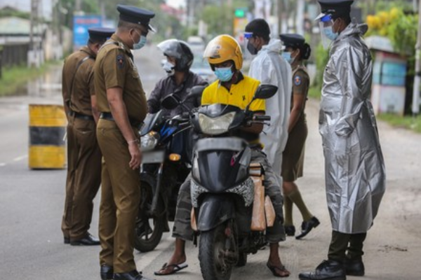 காதலியுடன் ஊர் சுற்ற காதலன் செய்த சம்பவம் ; நடு வழியில் மடக்கி பிடித்த பொலிஸார் | Lover Caught On Spree With Girlfriend