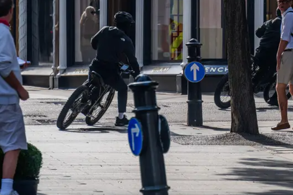 லண்டன் நகரில் செல்போன் திருடர்கள் அதிகரிப்பு | Increase In Cell Phone Thefts In London
