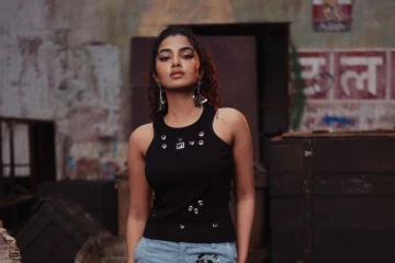 ட்ரெண்டி லுக்கில் நடிகை அனுபமா பரமேஸ்வரன்.. லேட்டஸ்ட் போட்டோஷூட்